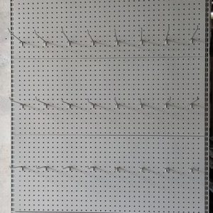 5 Rafturi de magazin cu panouri perforate si agatatori ( 40 buc) , culoare alb gri