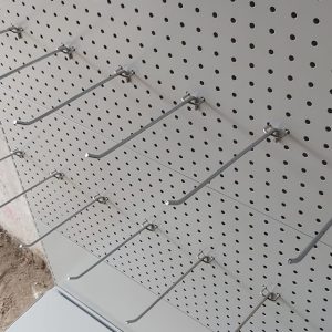 Agatatori pentru rafturi de magazin cu panouri perforate si agatatori